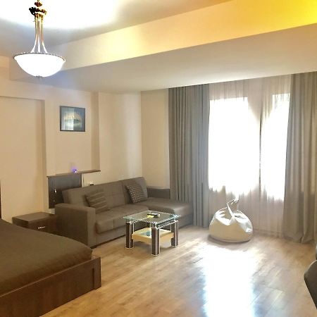 Solo Lucky Apartment Tbilisi Bagian luar foto